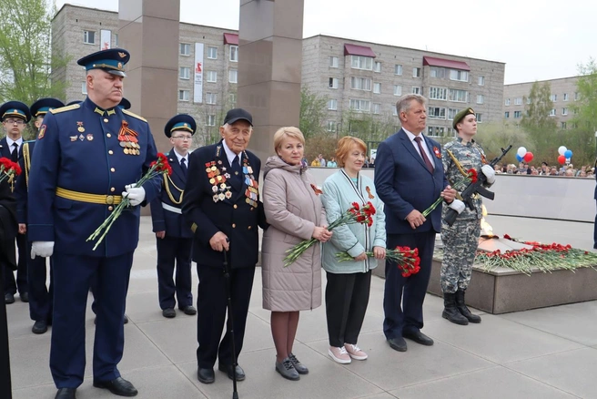К памятникам возложили красные гвоздики | Источник: СУЭК-Красноярск