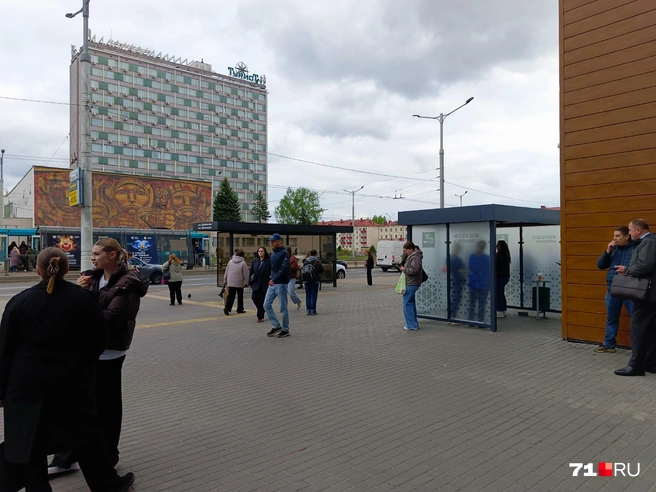 Обратите внимание, что здесь нет мусора и специально оборудованы места для курильщиков | Источник: Максим Улитов / 71.RU