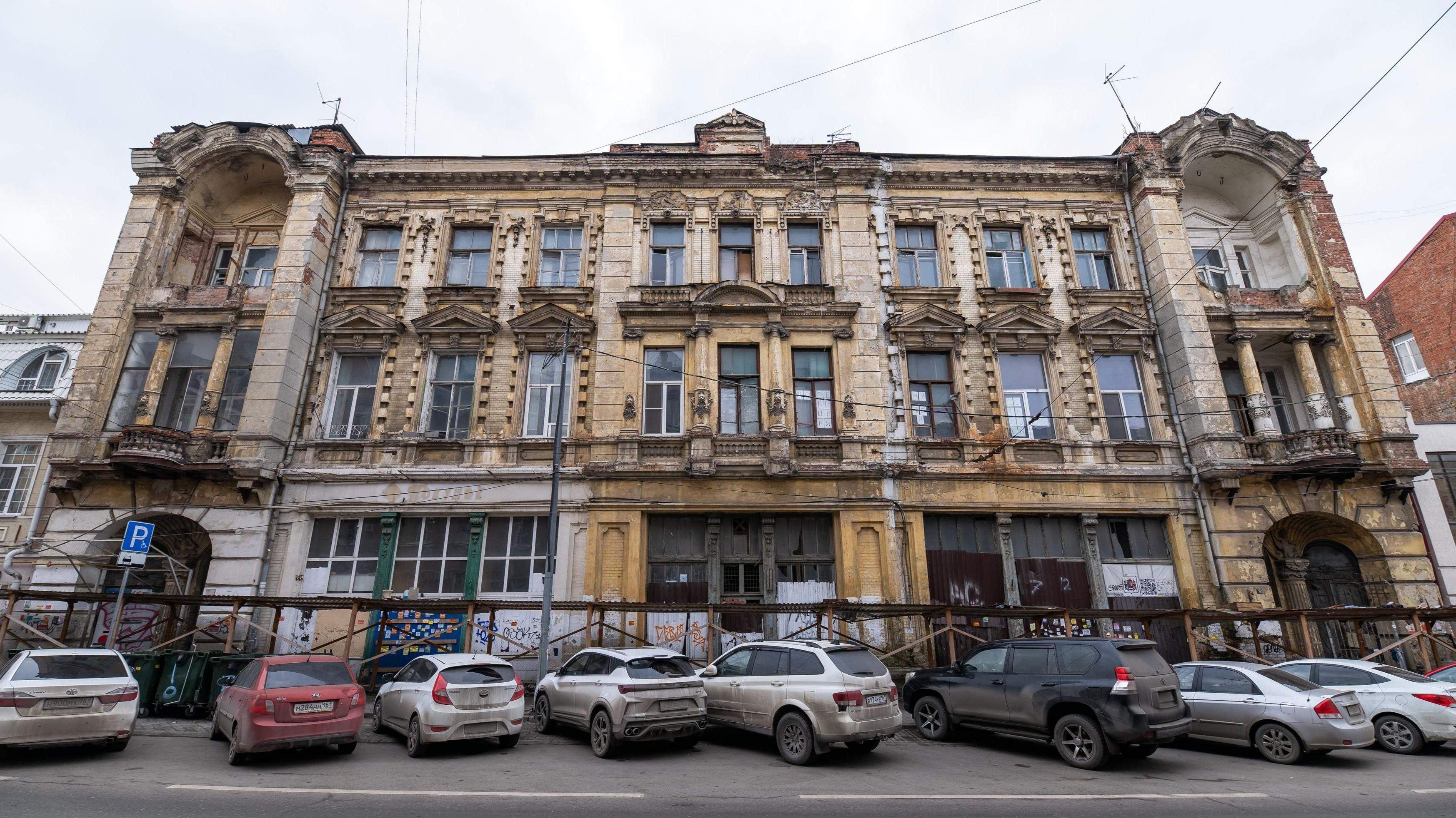 Обшарпанный фасад будущего музея Ростова. Показываем Дом с ангелами в деталях