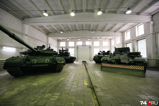 В специальном ангаре собраны танки разных моделей и другая боевая техника | Источник: Наталья Лапцевич