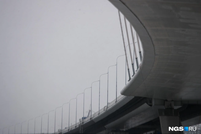 Объект уже проверяли, по нему три дня катались 12 грузовиков с песком, а после постояли в разных местах конструкции | Источник: Андрей Бортко / NGS.RU