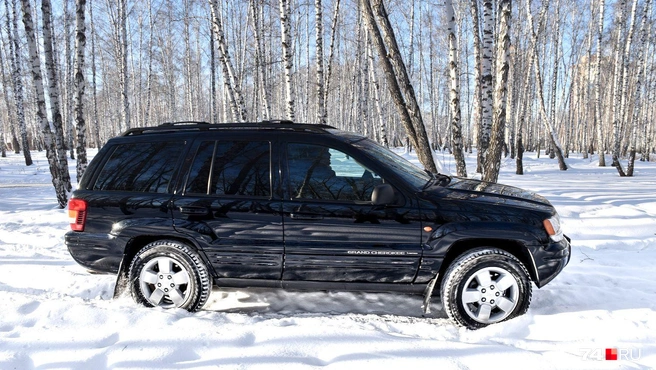 По проходимости Jeep Grand Cherokee&nbsp;— внедорожник: просвет&nbsp;220&nbsp;мм, межколесные дифференциалы блокируются, есть «понижайка» | Источник: Артем Краснов