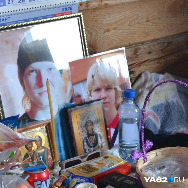 В самой первой комнате в доме Чинсновичей — красный уголок с иконами и фотографиями погибшего сына и брата | Источник: Сергей Петунин / YA62.RU