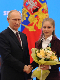Юлия Липницкая с президентом Владимиром Путиным на церемонии награждения олимпийцев