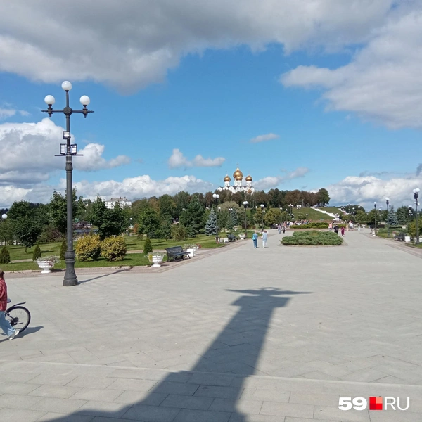По пути на Стрелку в Ярославле можно прогуляться по ухоженному парку | Источник: Вероника Свизева / 59.RU