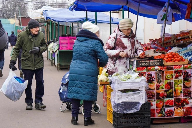 Овощи и фрукты старикам теперь совсем не по карману | Источник: Анна Селина / MSK1.RU