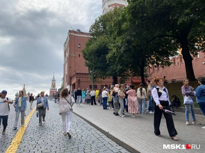 Гости столицы приехали посетить мавзолей | Источник: Иветта Авраамова / MSK1.RU