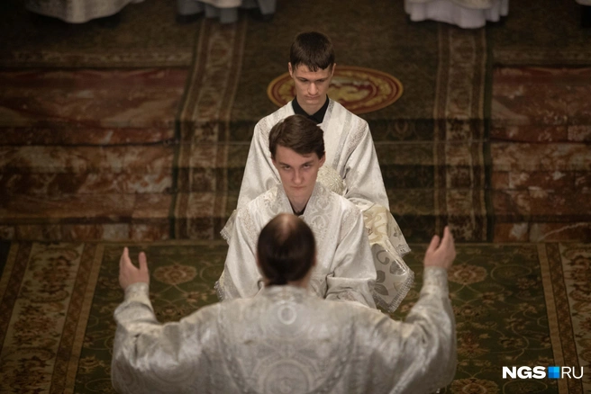 Праздничные богослужебные песнопения исполнил хор | Источник: Андрей Бортко / NGS.RU