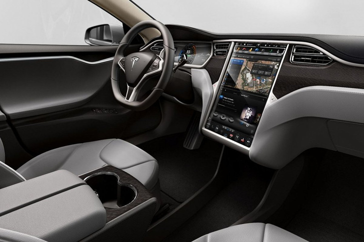 Tesla улучшила динамику своих автомобилей через Сеть