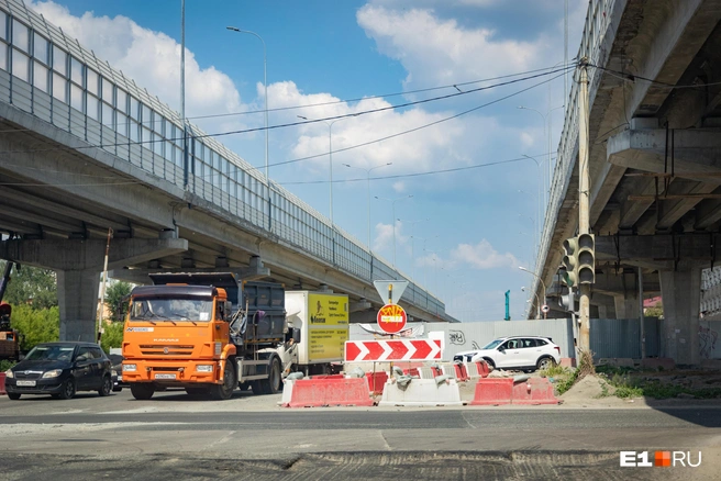 Дорожные ограничения здесь непрерывно действуют с осени 2021 года, когда стартовали работы | Источник: Владислав Лоншаков / E1.RU