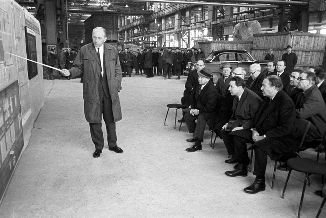 15 апреля 1970 года Волжский автомобильный завод посетил Генри Форд-младший, руководитель Ford Motor Company (на фото первый справа). Он увидел и оценил масштабы нового советского автогиганта | Источник: управление по делам архивов Тольятти