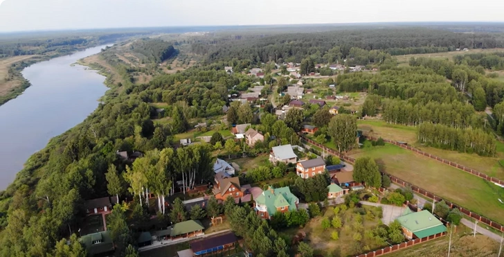 Вид с воздуха на деревню Моркино Городище | Источник: Вот Он / YouTube