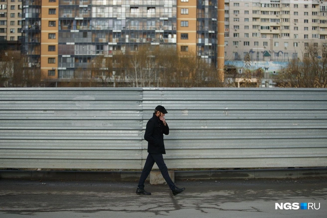 Здесь тротуар пропал, и приходится идти либо вдоль забора, либо перебегать на другую сторону | Источник: Андрей Бортко / NGS.RU