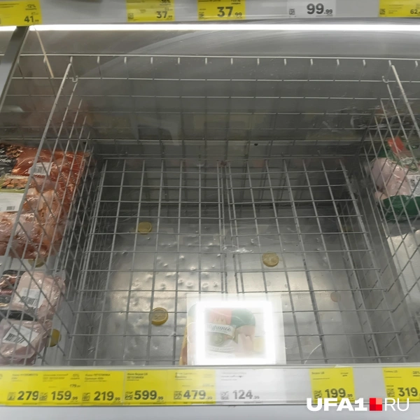 Поредевшие морозильники нам объяснили тем, что завоз курятины был давно, и они ждут поставку. | Источник: Дилара Лотфуллина / UFA1.RU