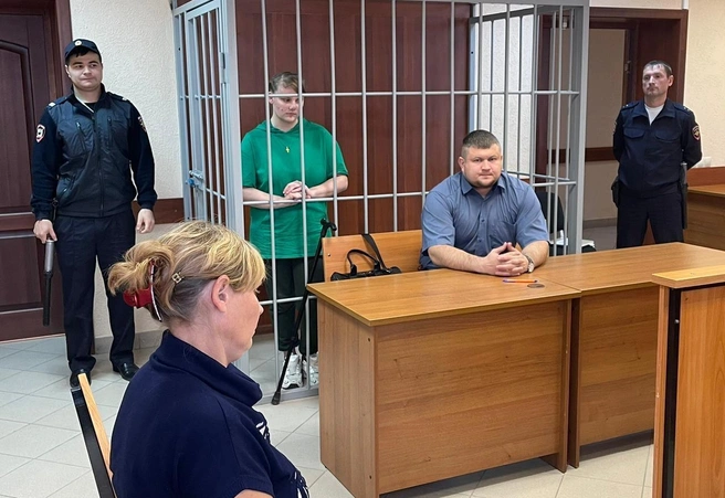 Девушке не понравилось, что ребенок испачкался в золе | Источник: «Суды Омской области» / t.me