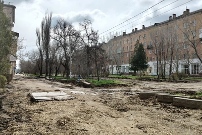 Волгоградцы возмущены сносом исторического гранита и сирени