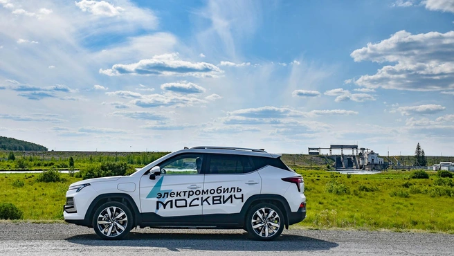 Электрический «Москвич-3е» проезжает на зарядке до 400&nbsp;км (мы проверяли). Цена без скидок составляет 3,5&nbsp;млн рублей, но есть субсидия 925 тысяч при покупке в кредит. Емкость батареи&nbsp;— 66 кВт⋅ч | Источник: Артем Краснов