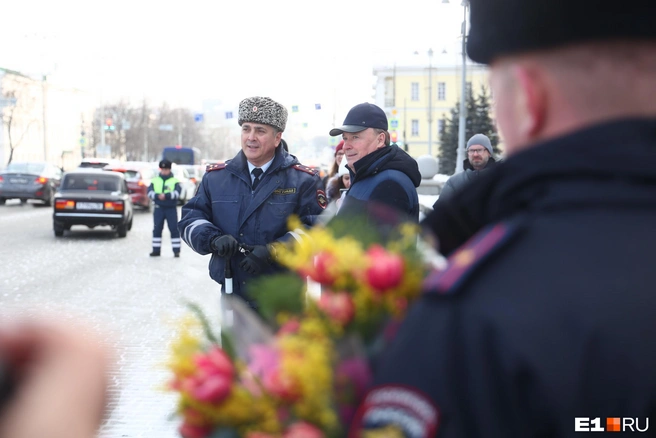 Роман Ярыш вместе с мэром Алексеем Орловым вручает цветы девушкам-водителям на 8 Марта | Источник: Владислав Лоншаков / E1.RU
