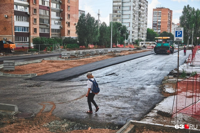 Но не все с этим согласны и проходят на другую сторону улицы даже по липкому битуму | Источник: Роман Данилкин / 63.RU
