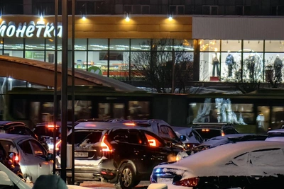 Тюменцы стоят в 10-балльных пробках и спорят о крабовом салате