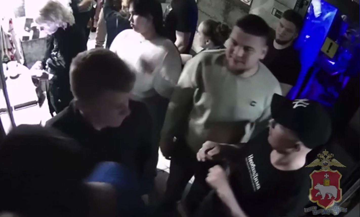 В Перми разыскивают подозреваемых в нападении на мужчину у клуба — это произошло еще в мае