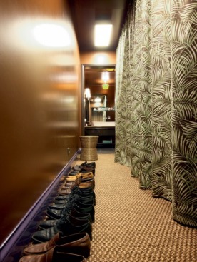В торце гардеробной расположена раковина, вешалки скрываются за портьерой из ткани Kravet.
