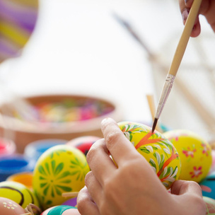 Как покрасить яйца без химии — простой способ, который удивит гостей на Пасху