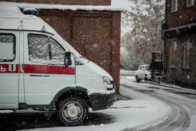 Напавшего на пенсионерку курьера увезли в психиатрическую больницу