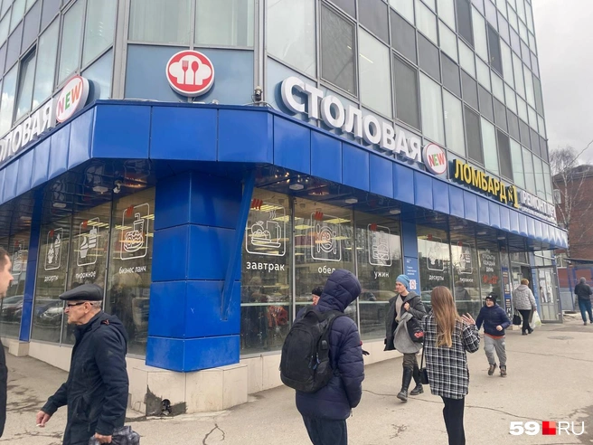 Вывеску столовой сложно не заметить | Источник: Ангелина Суворова / 59.RU