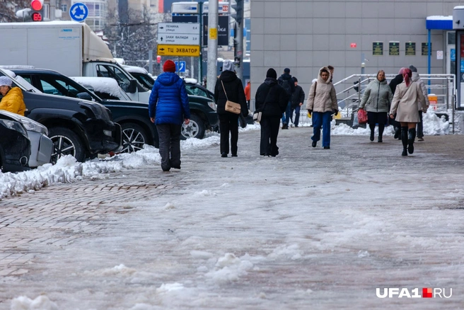 Тонка линия безо льда возле бордюра | Источник: Булат Салихов / UFA1.RU
