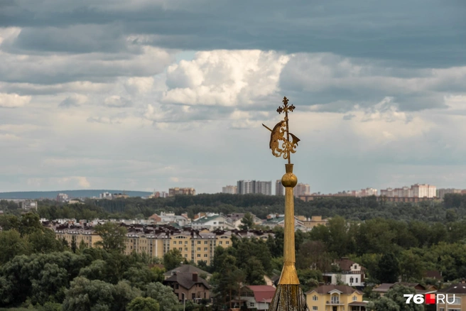 Жилые дома на другом берегу Которосли | Источник: Александр Куренной / 76.RU 