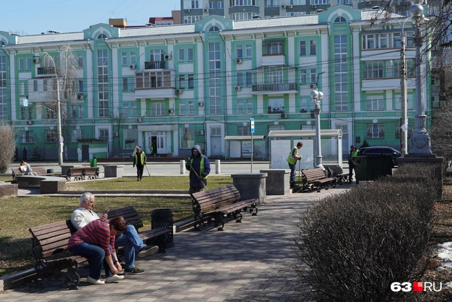 Рабочие, не дожидаясь субботника, наводят чистоту | Источник: Алексей Ногинский / 63.RU