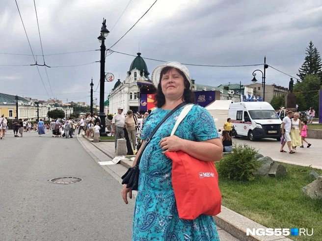 Женщина приехала на праздник из области | Источник: Ксения Сушко / NGS55.RU