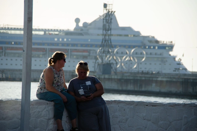 Последние теплые дни для летних платьев. Скоро придется доставать зимние вещи | Источник: Оксана Витязь / SOCHI1.RU