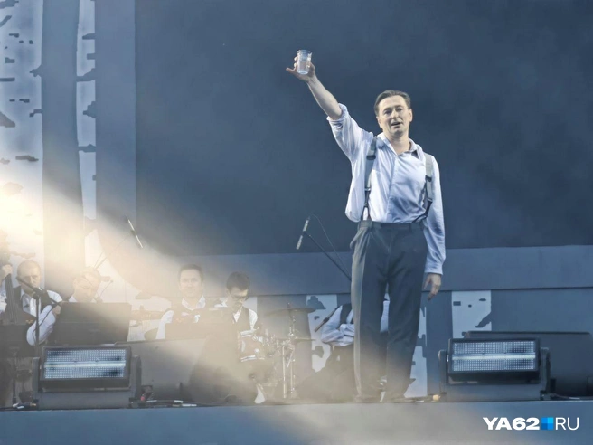 Безруков на сцене в образе поэта. Спектакль «Хулиган. Исповедь» | Источник: Кристина Мельникова / YA62.RU