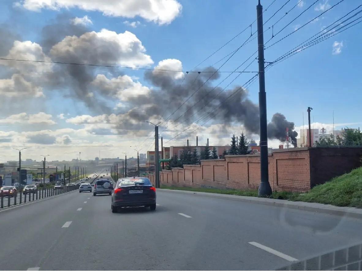 «Горит утеплитель»: МЧС раскрыло подробности пожара в промзоне Челябинске