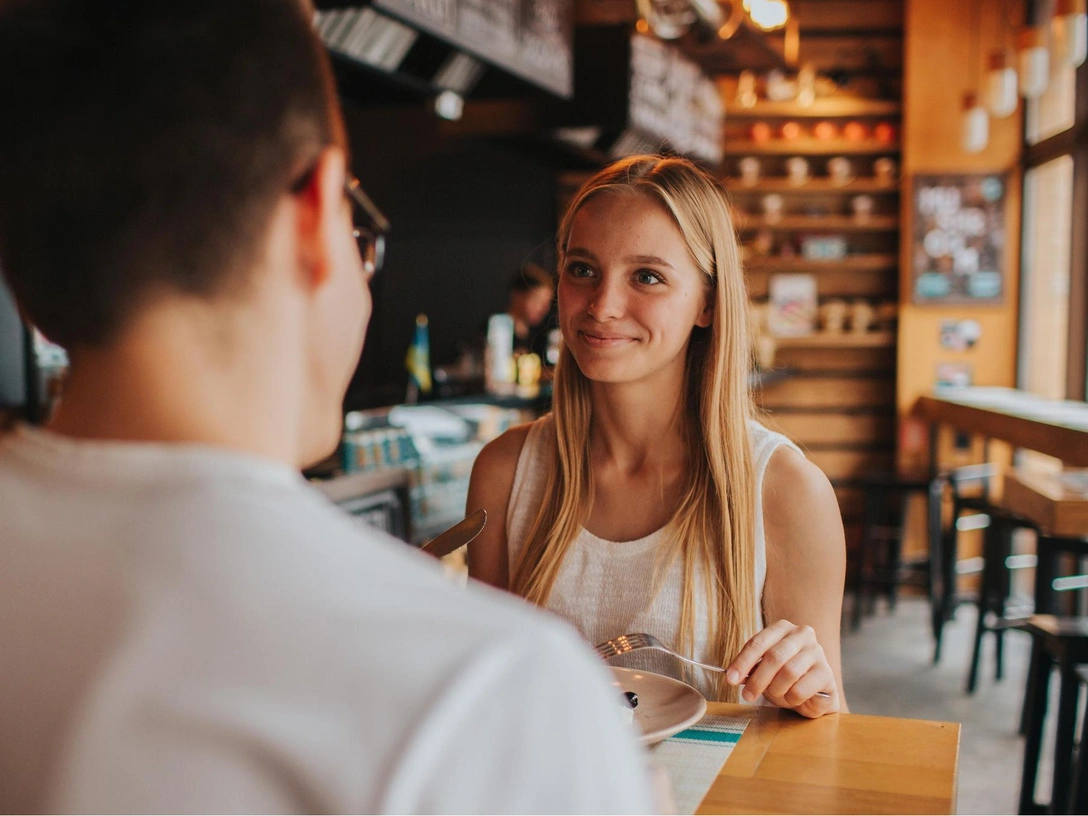 Мужчина-интроверт: 5 странных признаков, что он тайно в вас влюблен | marieclaire.ru