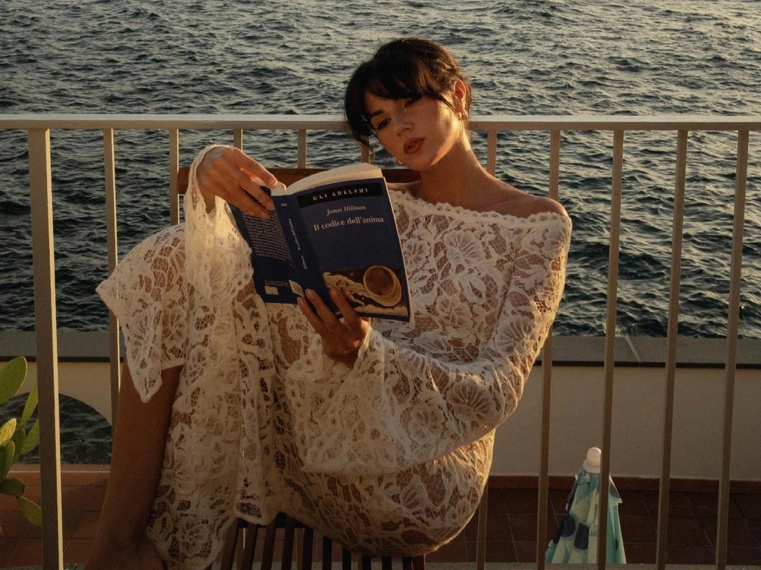 6 книг о любви, которая кажется предначертанной | marieclaire.ru