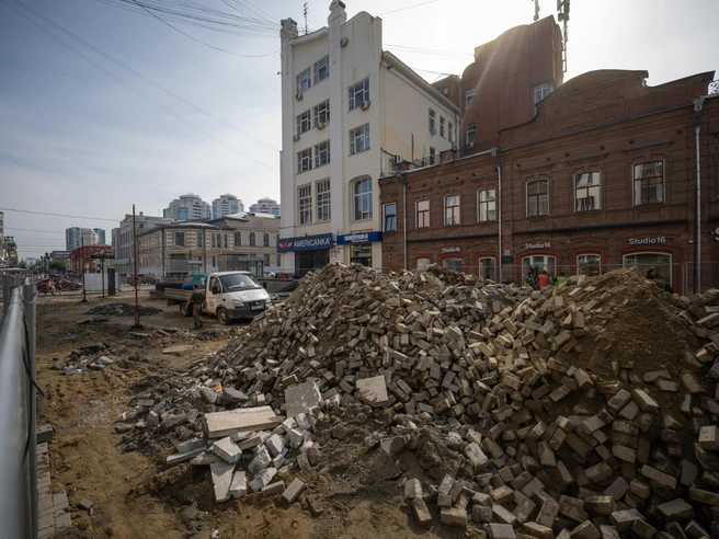 Вот так выглядят горы старого дорожного покрытия | Источник: Кирилл Кушнов / E1.RU