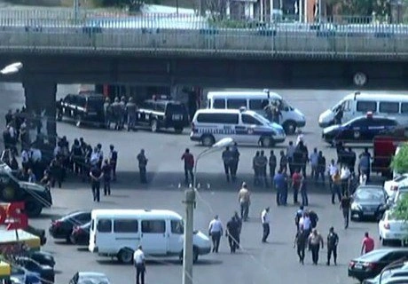 Вооруженные люди захватили здание полиции в Ереване (видео) | ya62.ru
