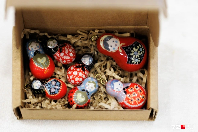 Что тут у нас? Кулоны-матрешки, целый набор. И, кстати, превратить их в елочные игрушки никто не запретит | Источник: Ирина Шарова / 72.RU