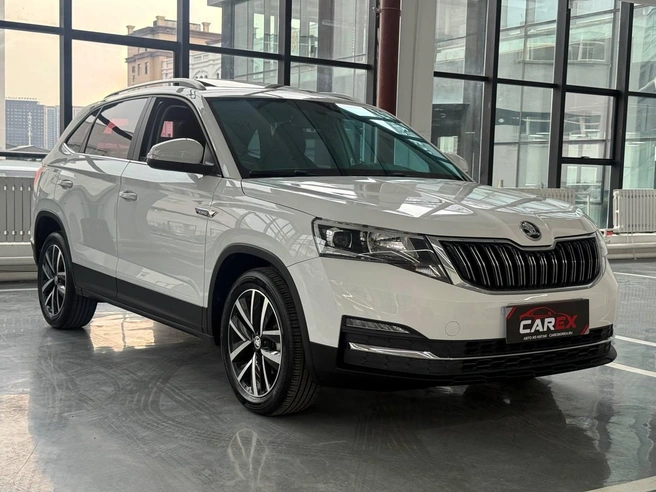 Škoda Kamiq: 2023 год, комплектация Automatic Comfort Edition, двигатель 1,5&nbsp;л мощностью 112&nbsp;л.&nbsp;с., пробег 15&nbsp;000&nbsp;км&nbsp;— цена под ключ от 1&nbsp;950&nbsp;000 рублей | Источник: CarexKorea