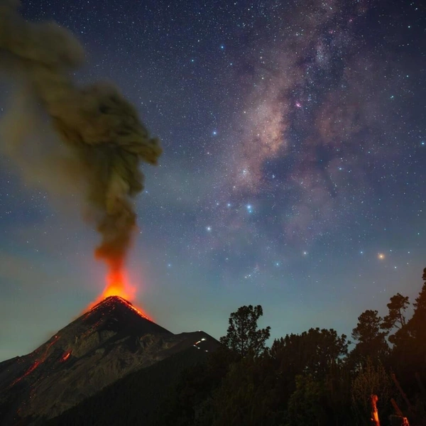Вулкан Акатенанго, Гватемала | Источник: Sergio Montúfar / Milky Way Photographer of the Year 2025