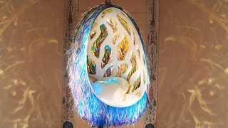 Легендарное кресло братьев Кампана засияло по-новому: коллаборация с Louis Vuitton