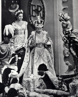 Идеал красоты: самые потрясающие бьюти-образы молодой королевы Елизаветы II