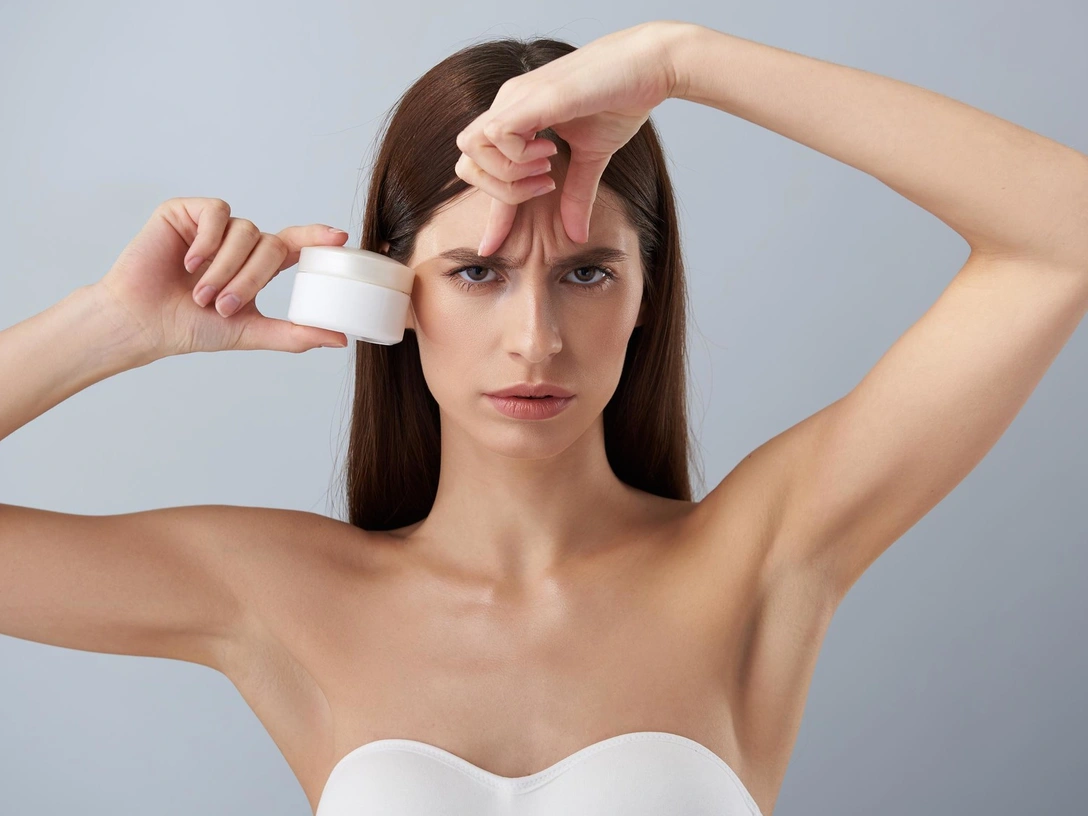 Не хмурьтесь: 3 простых способа отучиться морщить лоб | marieclaire.ru