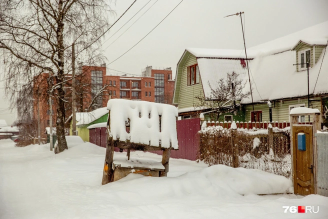 Покосившийся деревенский колодец на фоне новостройки — это тоже Ярославль | Источник: Александра Савельева
