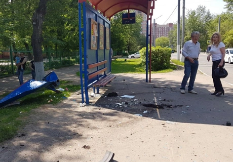 Сын депутата ГД протаранил остановку с людьми (видео) | ya62.ru