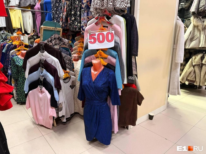 Без примерки такое платье обойдется вам в 500 рублей | Источник: Дарья Костомина / E1.RU