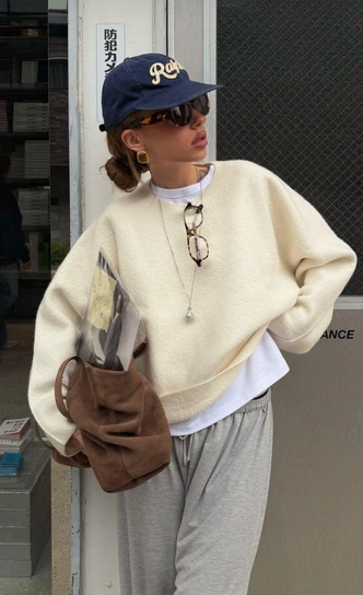 Лучшие базовые футболки, чтобы носить со свитерами, жакетами и рубашками